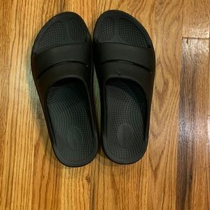 Oofos Black Recovery Slides unisex Men’s 10/Women’s 12